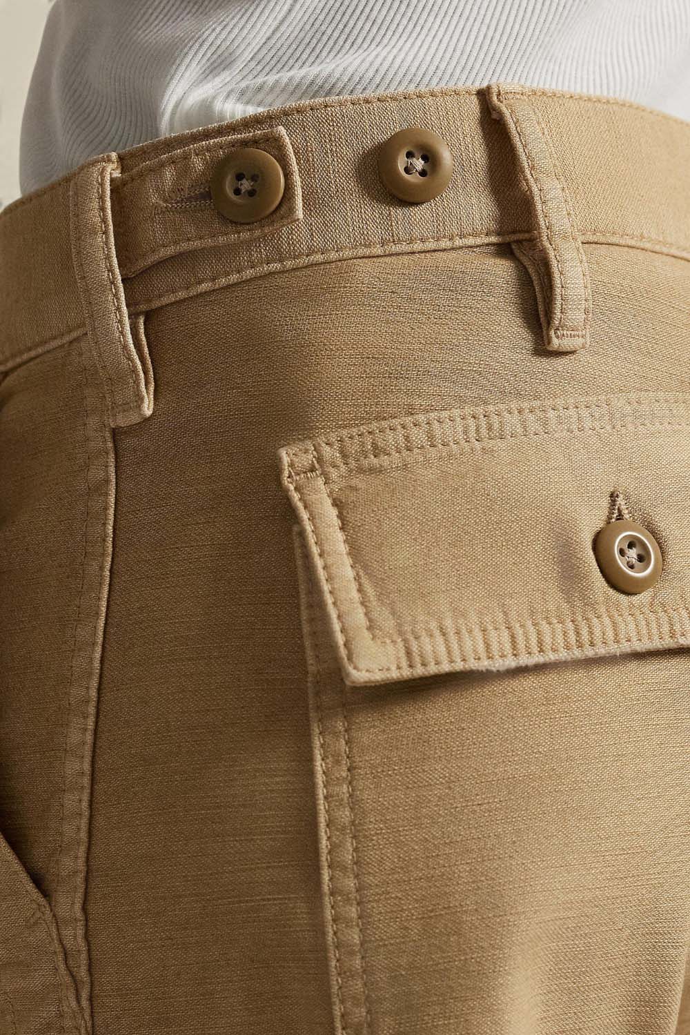 תמונת תקריב דוגמן של מכנסיים בגזרה בינונית