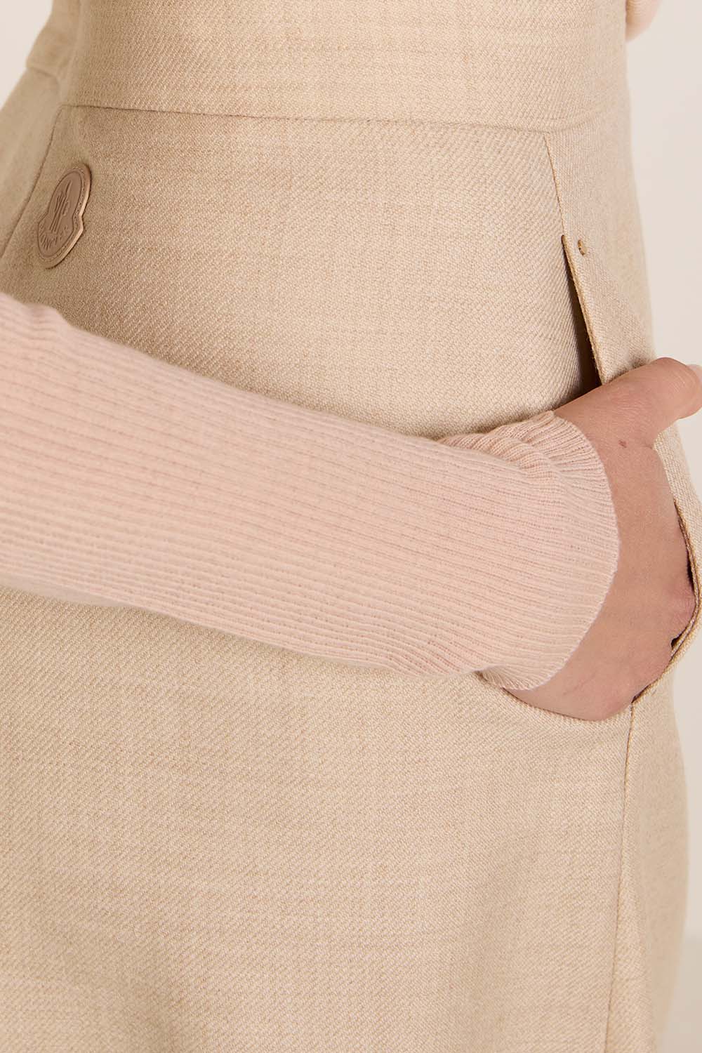 תמונת תקריב דוגמן של חצאית מקסי