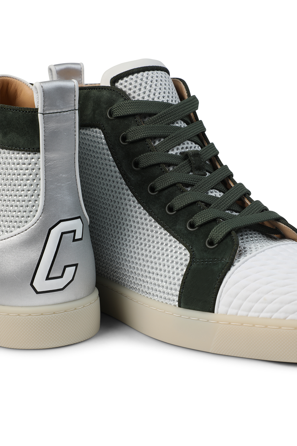 תמונת תקריב של נעלי סניקרס מעור ברכיסה גבוה 