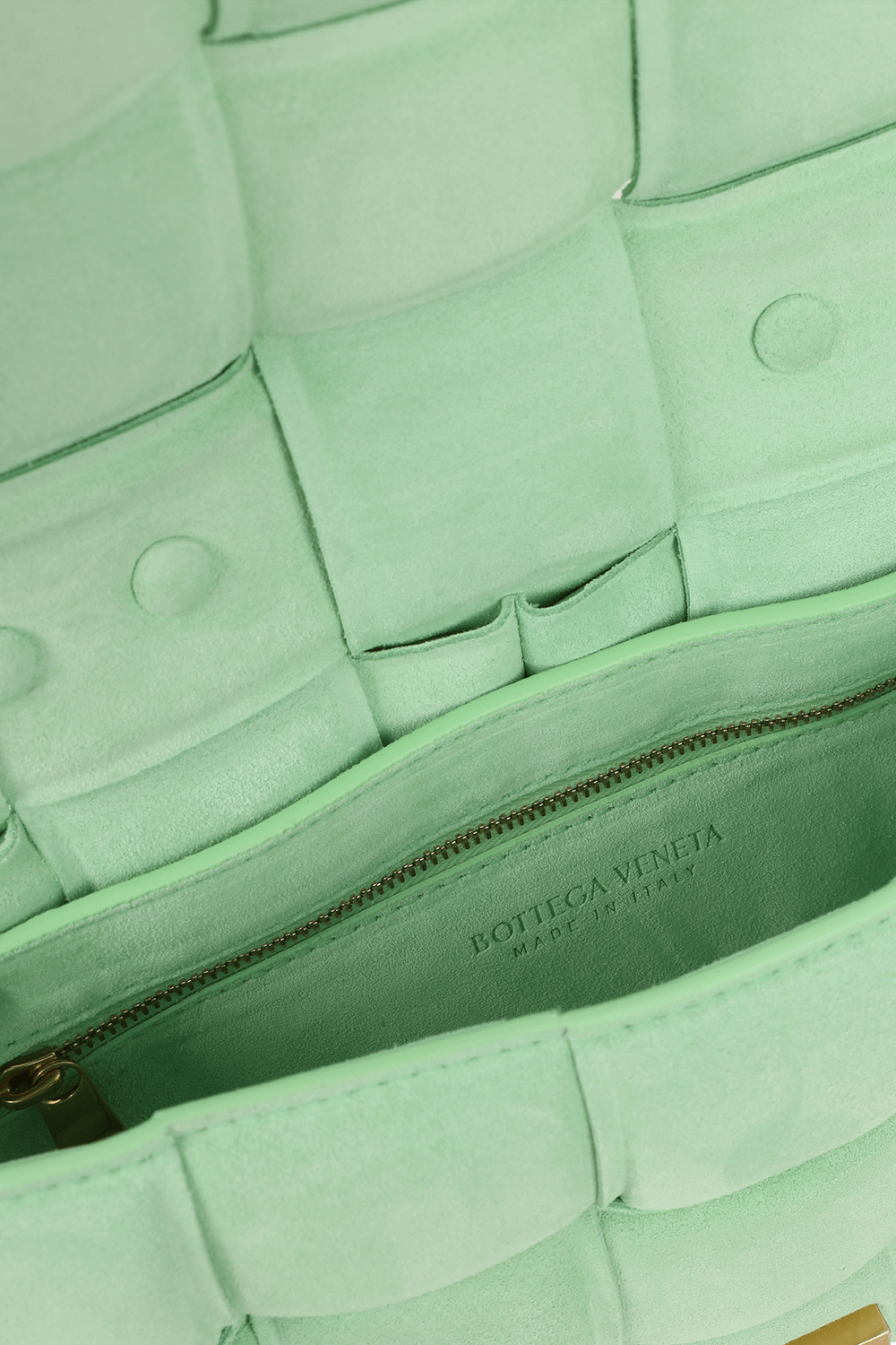 תמונת פנים של תיק קסטה מקשמיר בגוון ירוק מנטה עם שרשרת זהובה