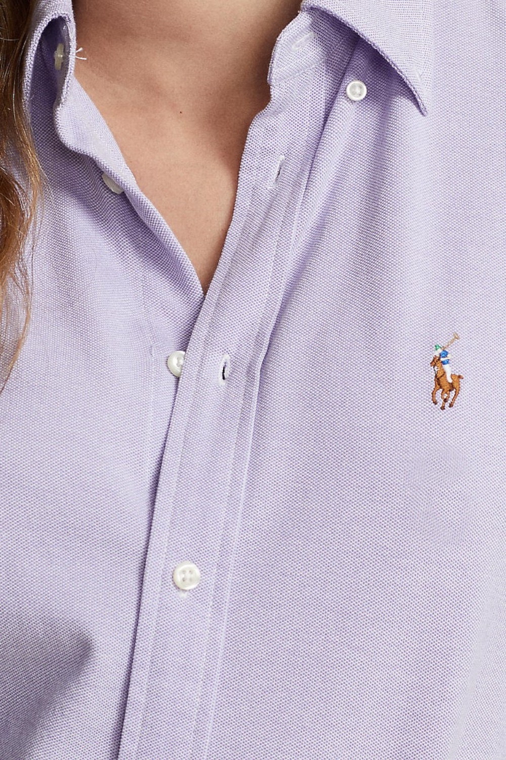 תמונת תקריב דוגמן של חולצה מכופתרת