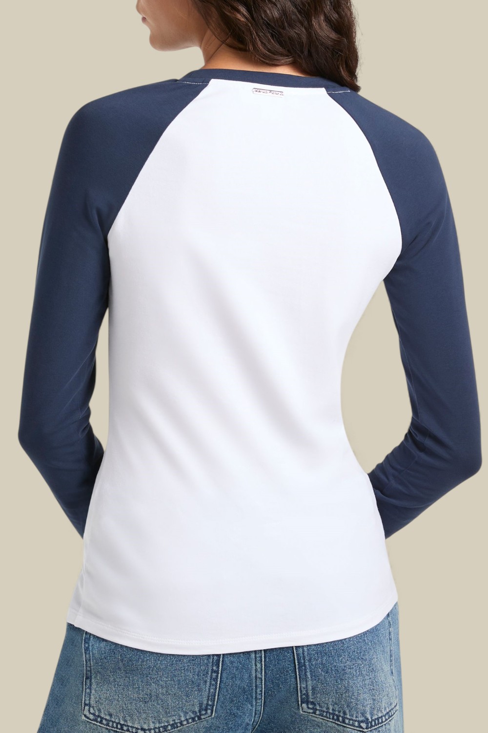 תמונת דוגמן אחורית של חולצת טי שרוול ארוך