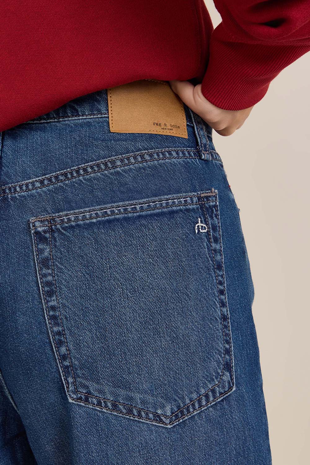 תמונת תקריב דוגמן של מכנסי ג'ינס בגזרה בינונית