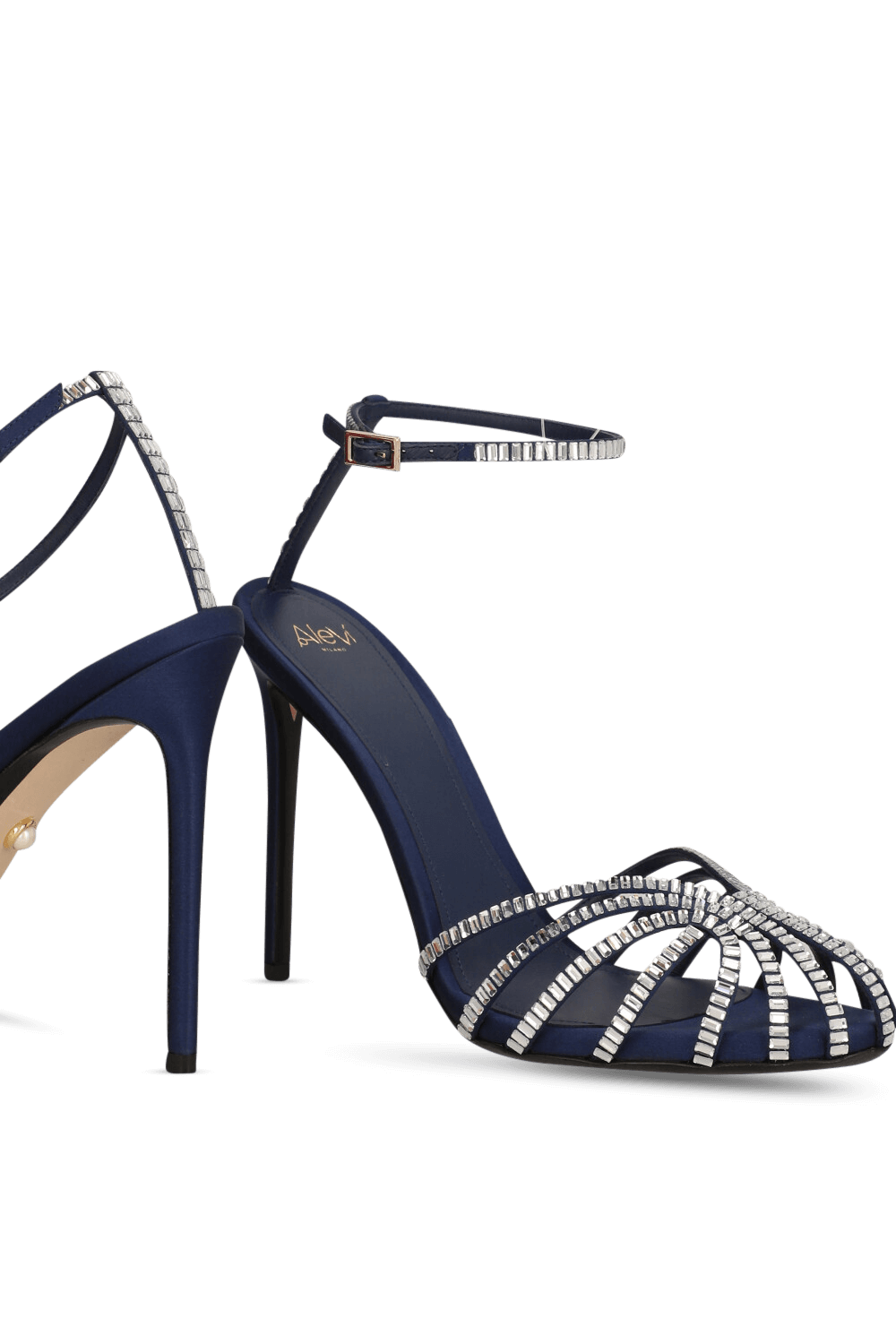 תמונת תקריב של סנדלי עקב