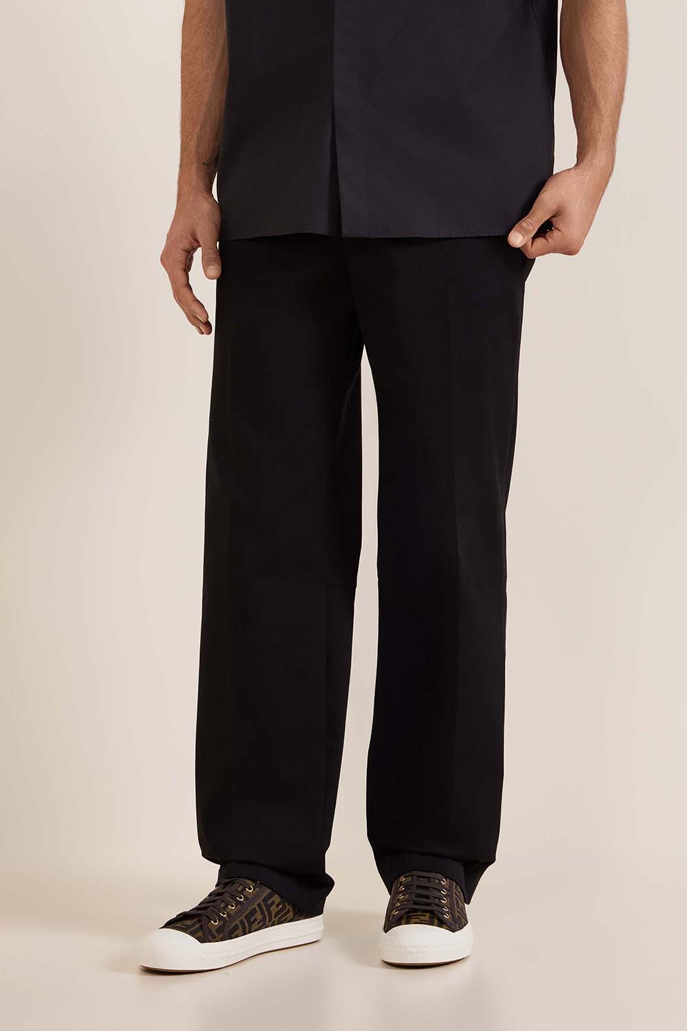 תמונת דוגמן קידמית של מכנסיים ארוכים