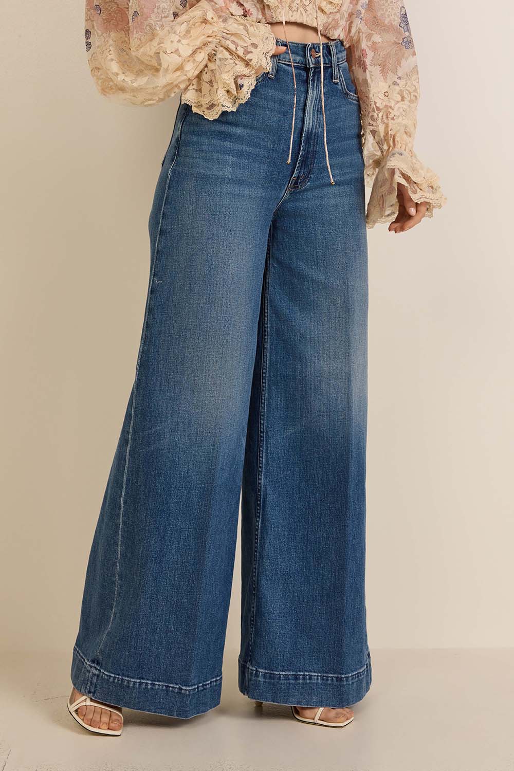 תמונת דוגמן קידמית של מכנסי ג'ינס בגזרה רחבה