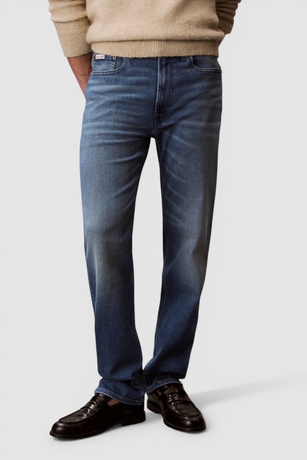 תמונת דוגמן קידמית של מכנסי ג&rsquo;ינס בגזרה ישרה