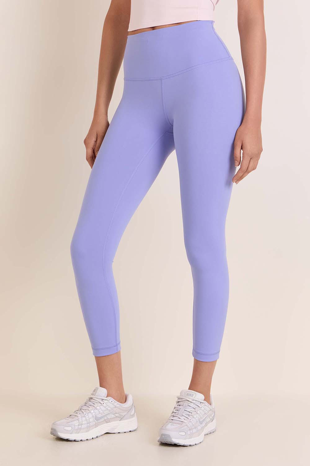 תמונת דוגמן קידמית של Wunder Train High-Rise Crop 23