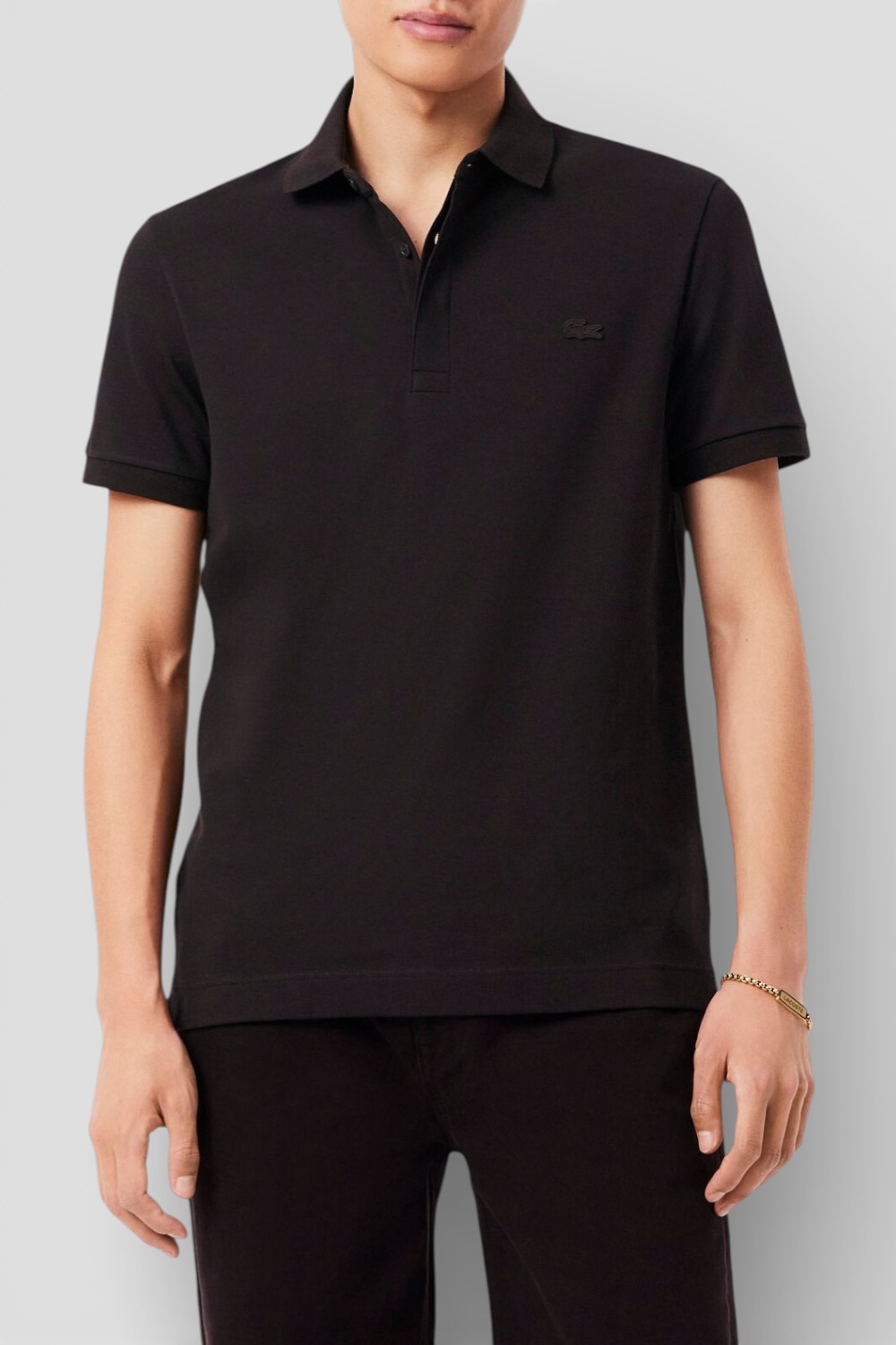 תמונת דוגמן קידמית של חולצת פולו קצרה