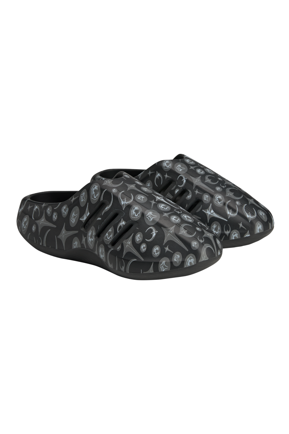 תמונת תקריב של כפכפי סלייד אדידס X ת&rsquo;אג קלאב