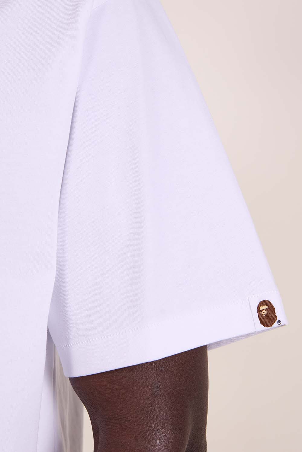 תמונת תקריב דוגמן של חולצת טי