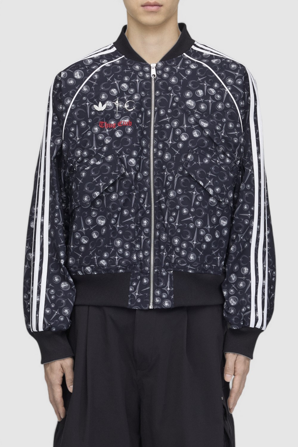 תמונת דוגמן קידמית של ז'קט טראק אדידס X ת'אג קלאב