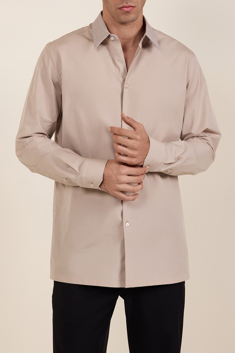 תמונת דוגמן קידמית של חולצת כפתורים