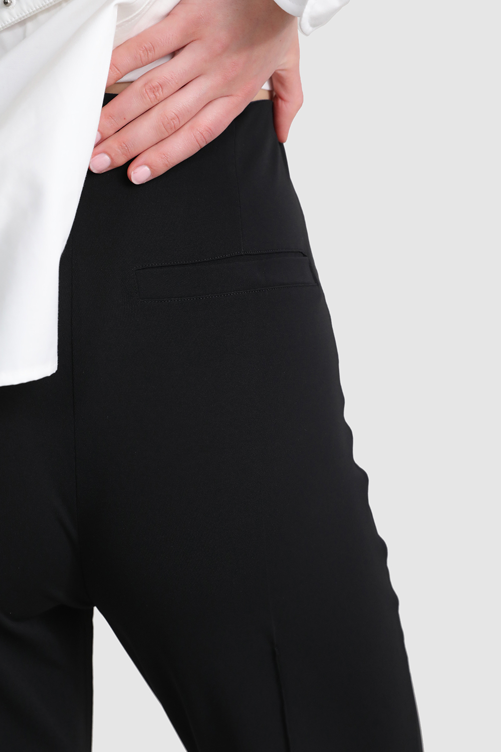 תמונת תקריב דוגמן של מכנסיים מתרחבים אפולו