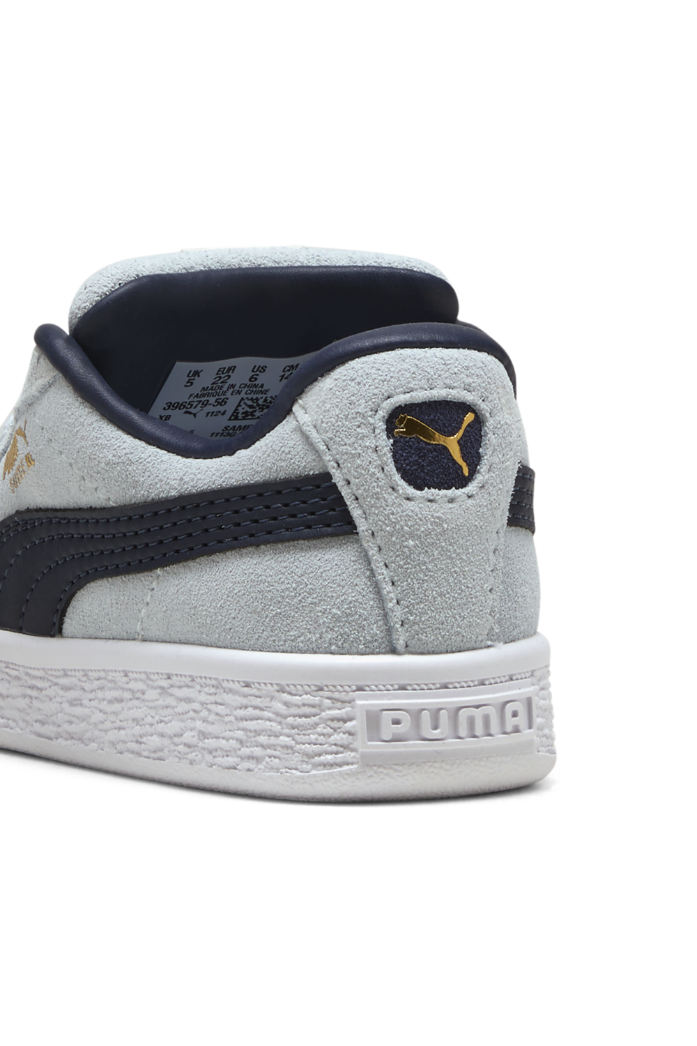 תמונת פנים של נעלי סניקרס