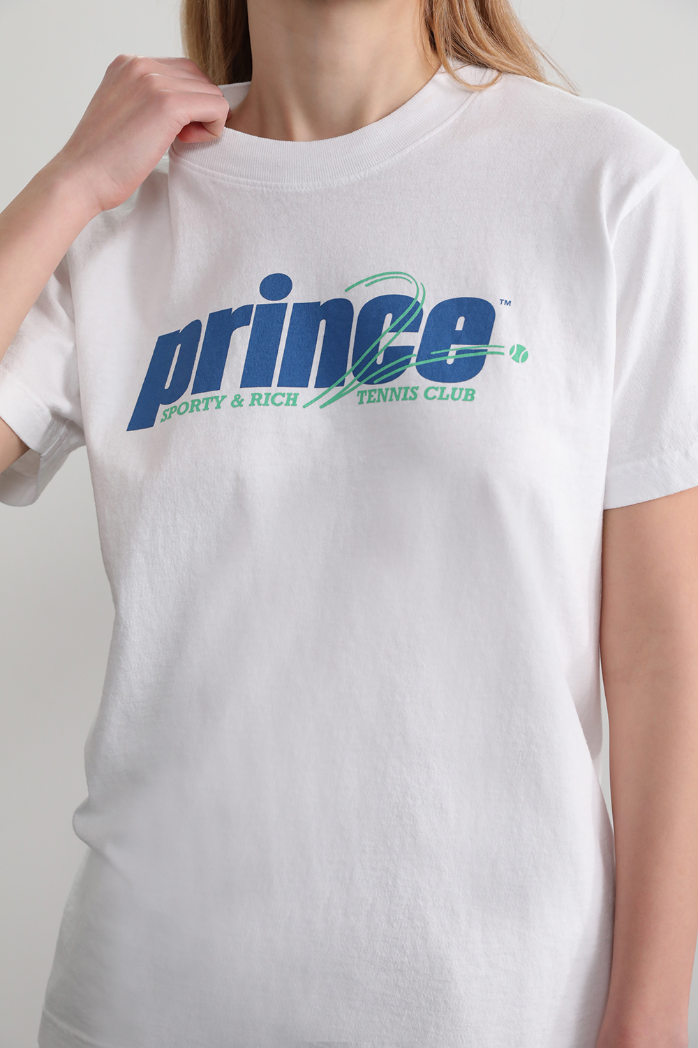 תמונת תקריב דוגמן של ספורטי&ריץ' X פרינס חולצת טי