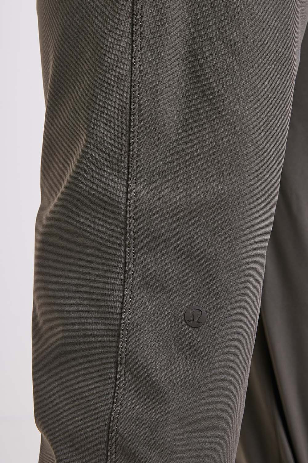 תמונת תקריב דוגמן של ABC Warpstreme Jogger Regular