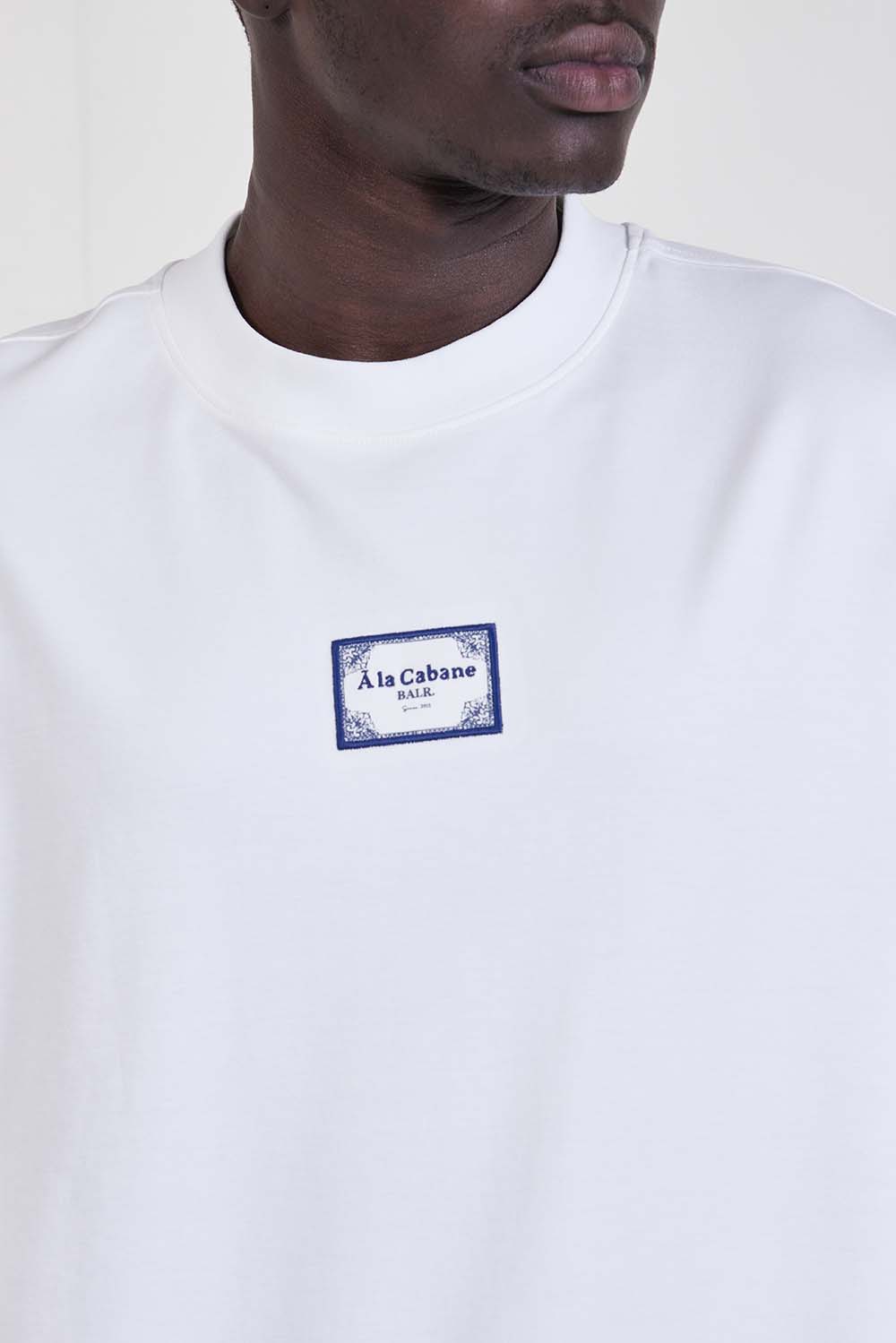 תמונת תקריב דוגמן של חולצת טי אוברסייז