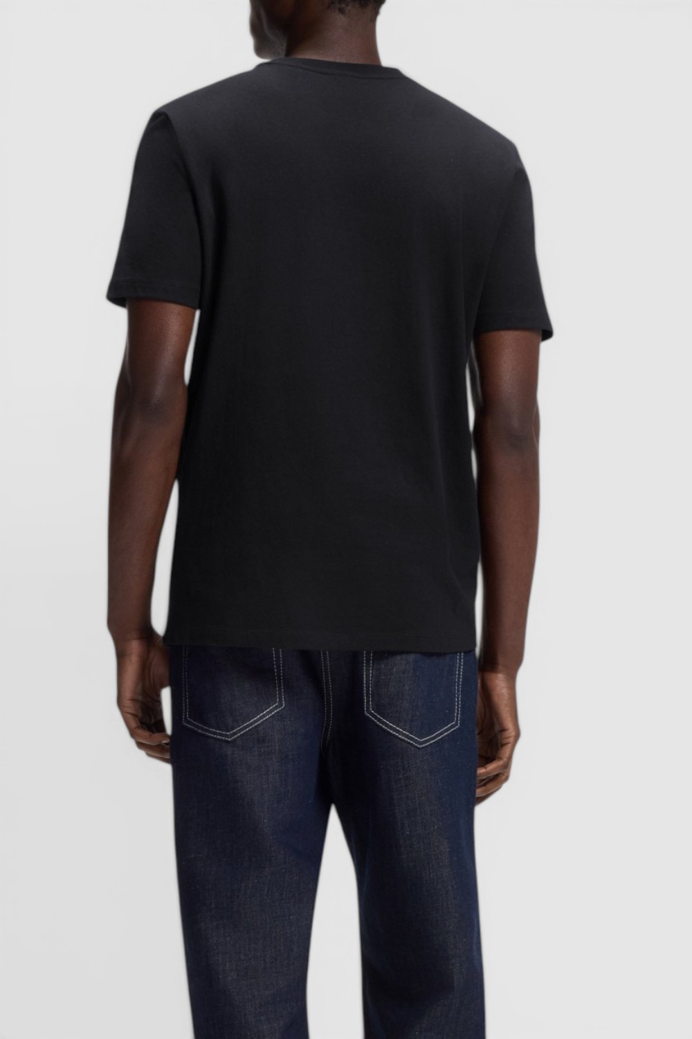 תמונת דוגמן אחורית של חולצת טי בגזרה ישרה