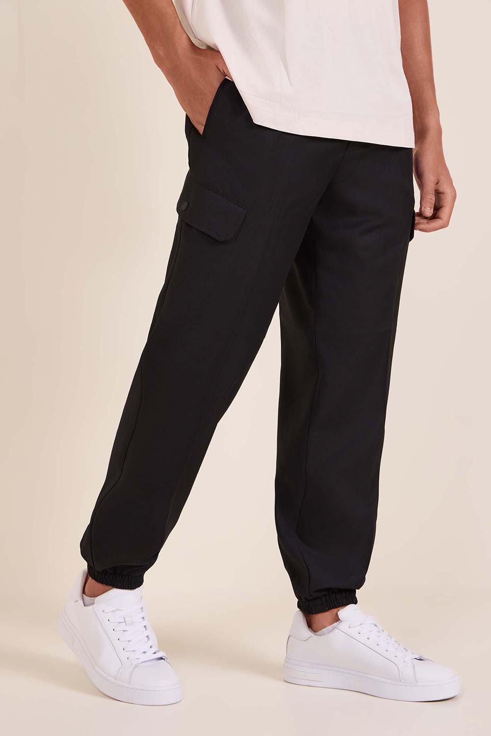 תמונת דוגמן קידמית של מכנסי צ'ינו