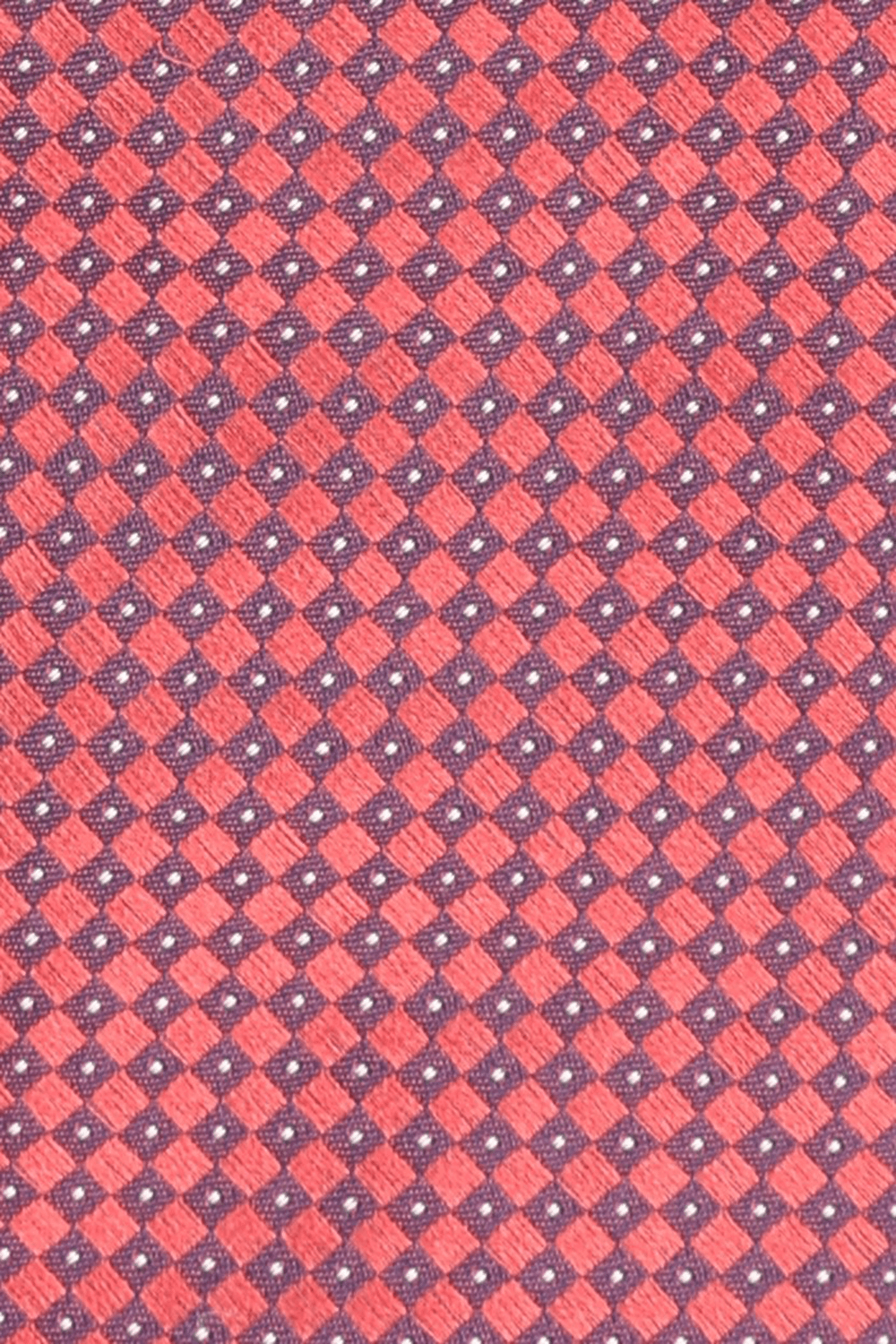 תמונת תקריב של Micro-Patterned Tie in Red Silk