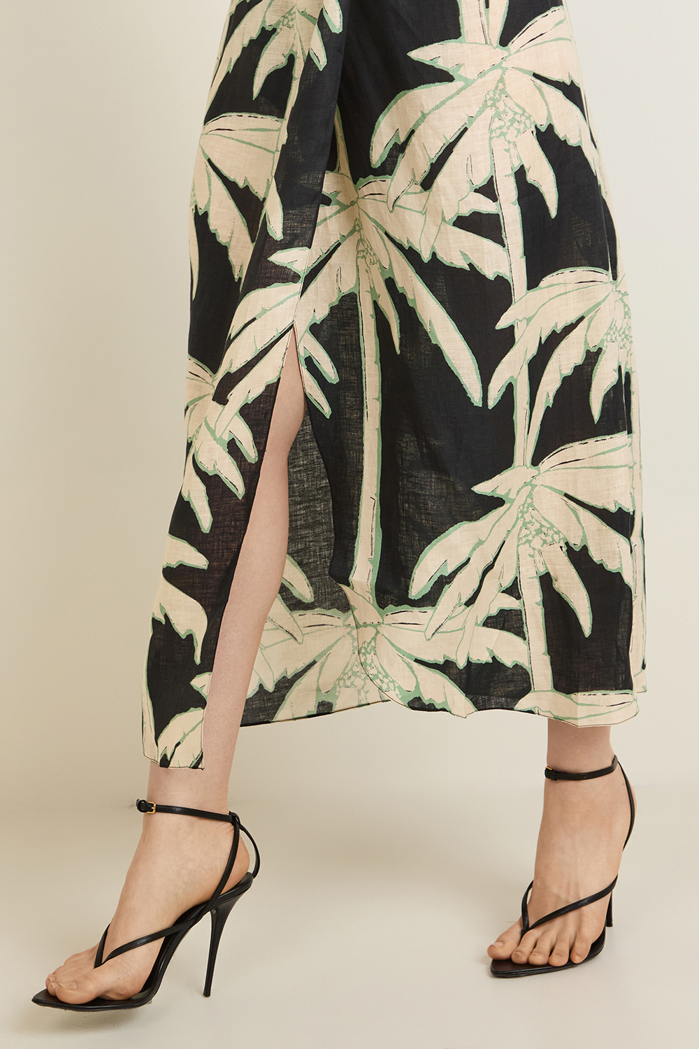 תמונת תקריב דוגמן של שמלה