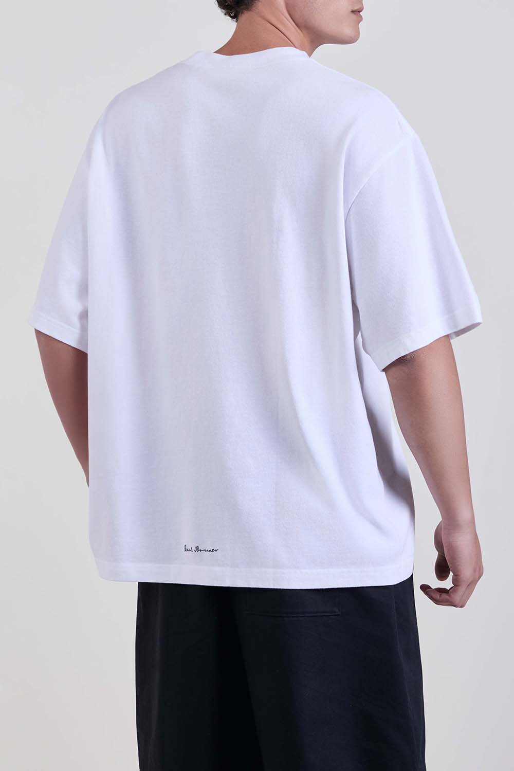 תמונת דוגמן אחורית של חולצת טי אוברסייז