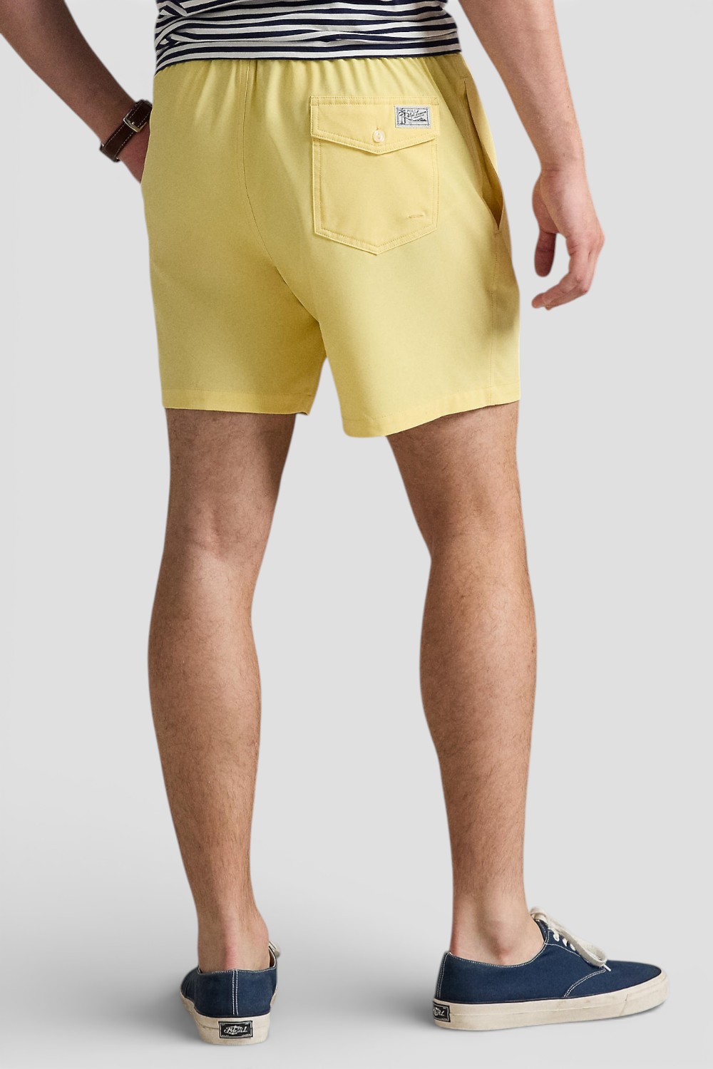 תמונת דוגמן אחורית של מכנסי בגד ים