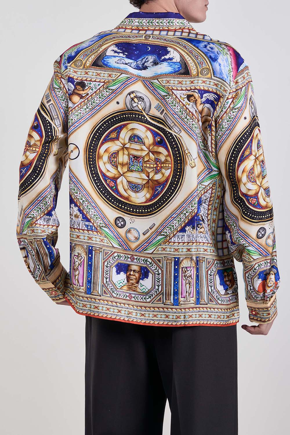 תמונת דוגמן אחורית של חולצת מכופתרת בגזרה משוחררת