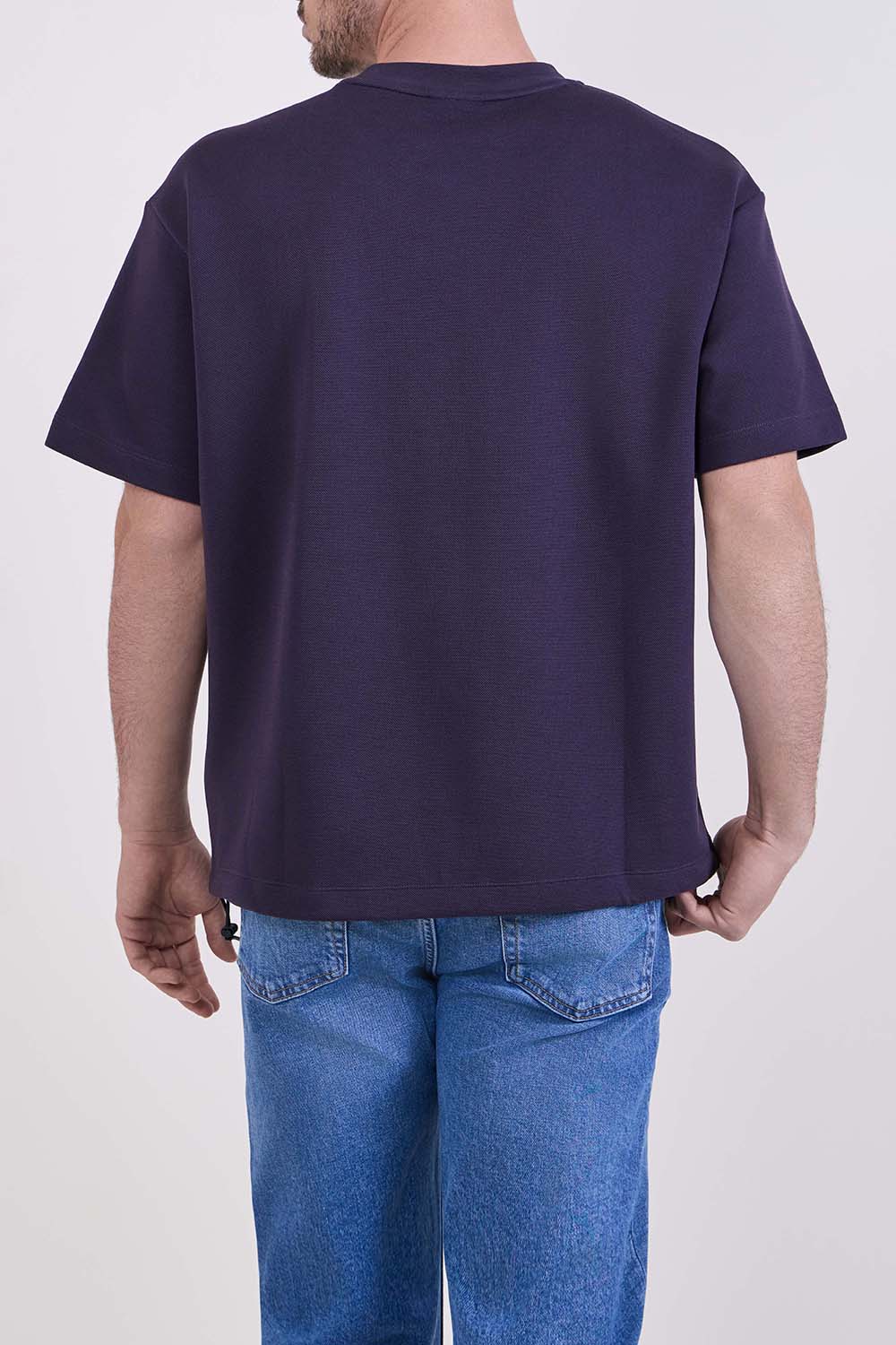 תמונת דוגמן אחורית של חולצת טי