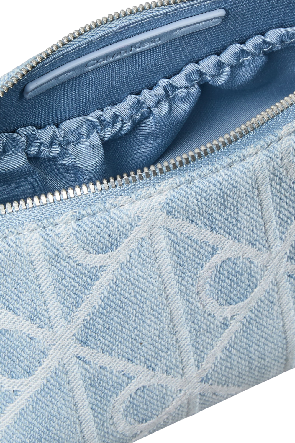 תמונת תקריב של תיק איפור