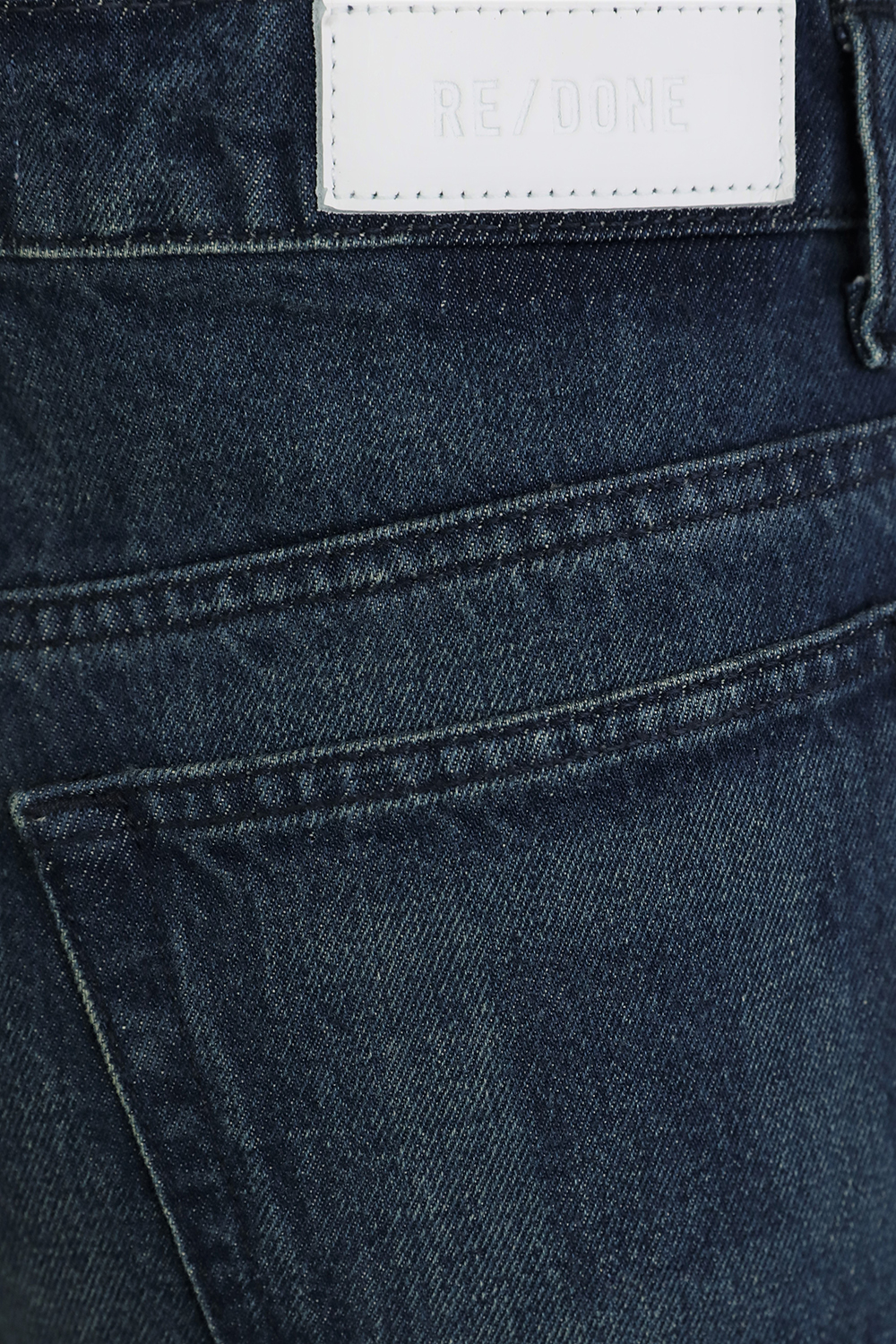 תמונת תקריב דוגמן של מכנסי ג`ינס שנות ה-70 בגזרה ישרה