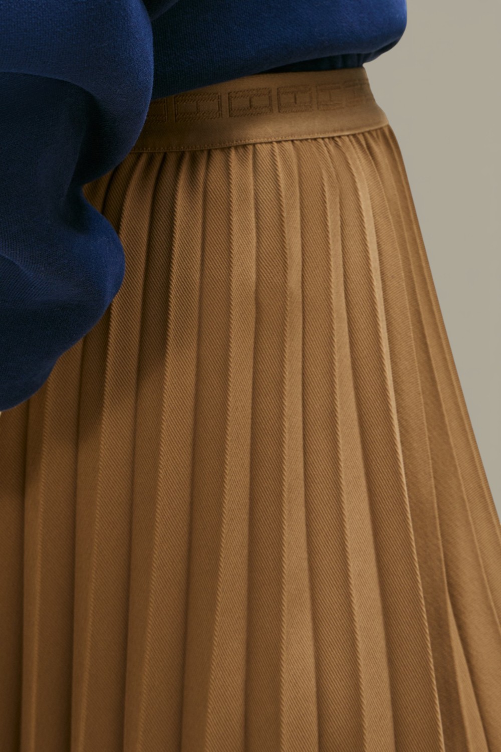 תמונת תקריב דוגמן של חצאית מידי פליסה