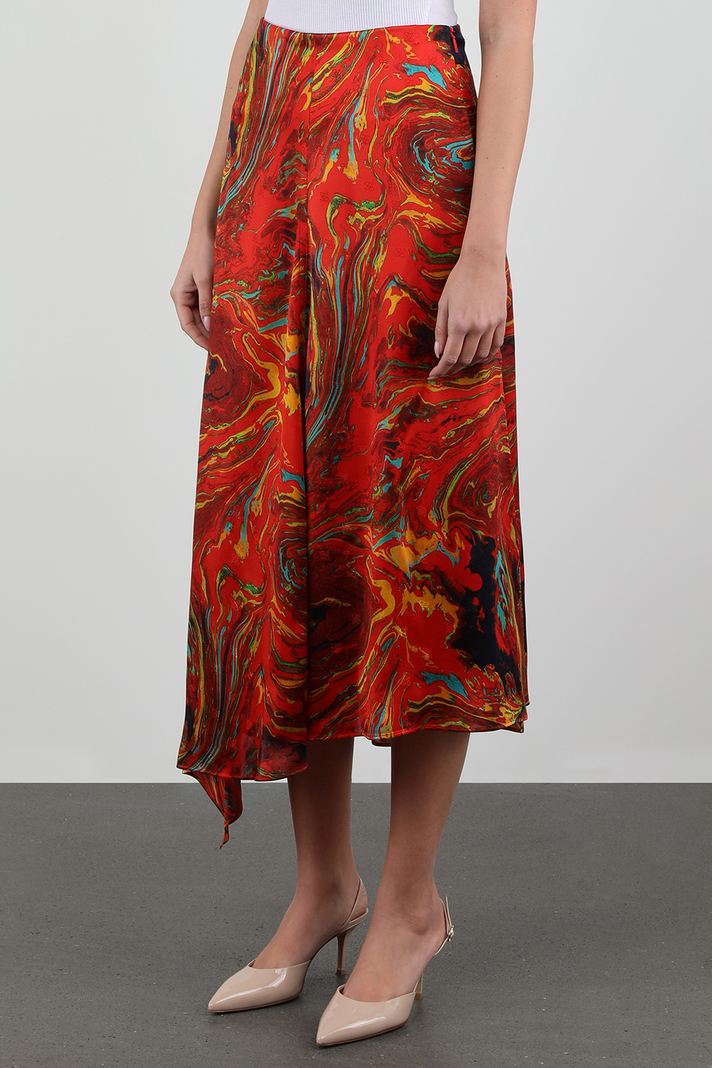 תמונת דוגמן קידמית של חצאית סאטן כתומה