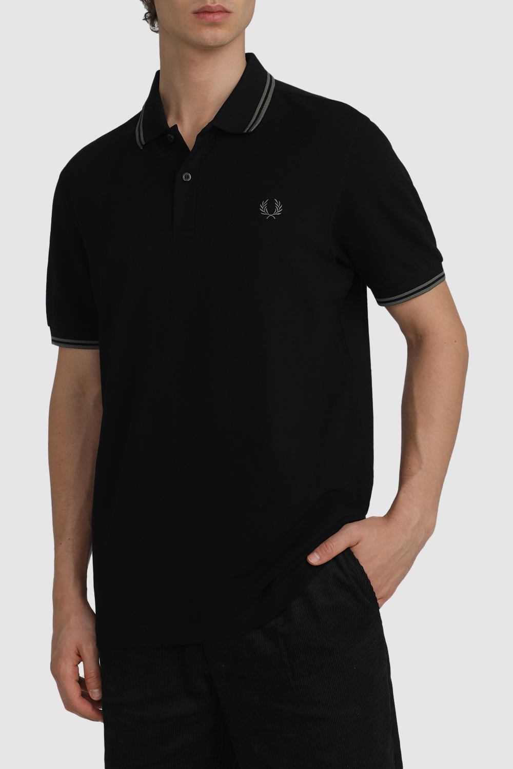 תמונת דוגמן קידמית של חולצת פולו קצרה