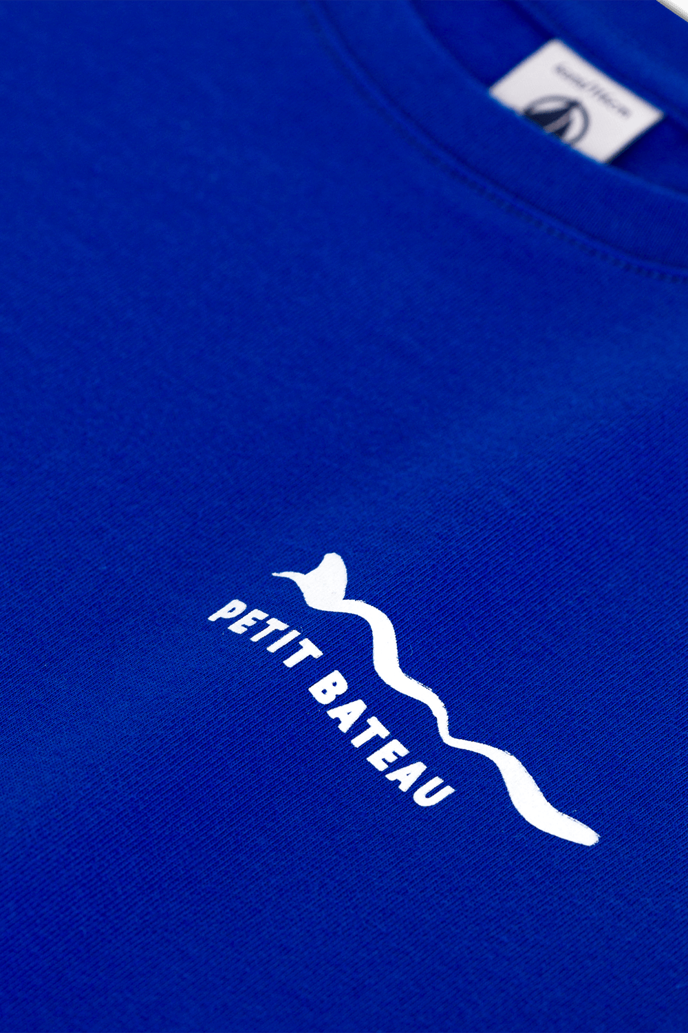 תמונת תקריב של חולצת טי - גילאי 3-5 שנים