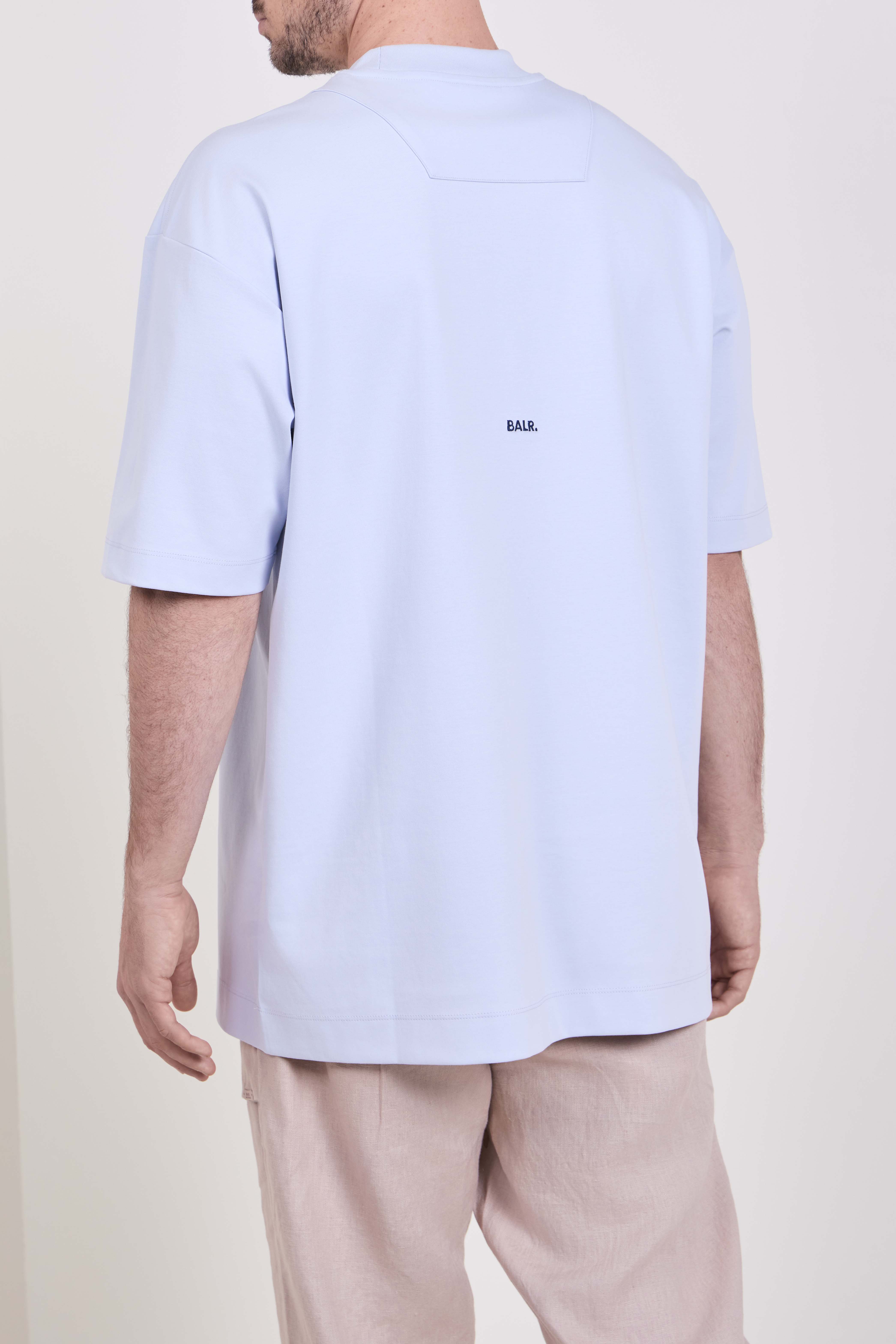 תמונת דוגמן אחורית של חולצת טי אוברסייז