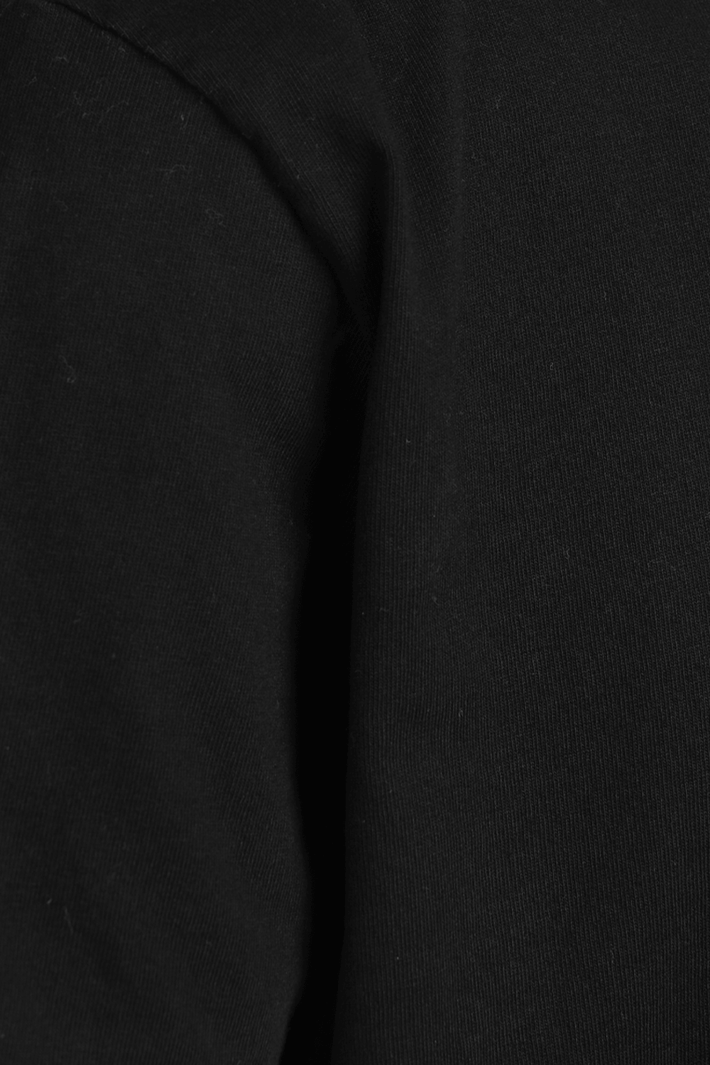 תמונת תקריב של טישירט שחורה עם כיס