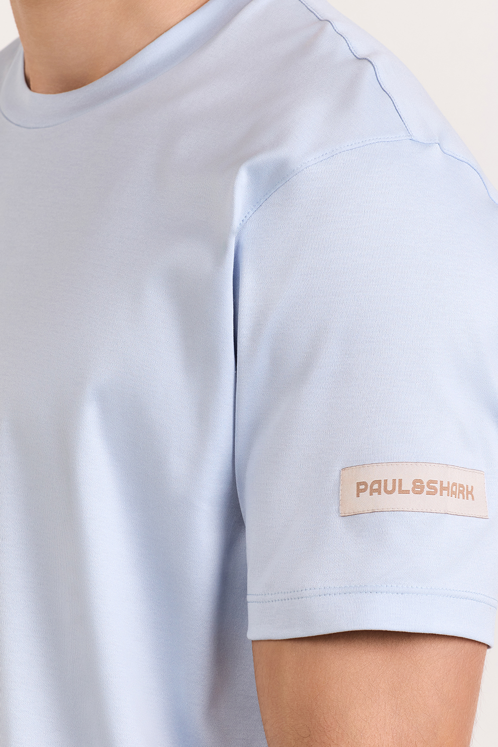 תמונת תקריב דוגמן של חולצת טי