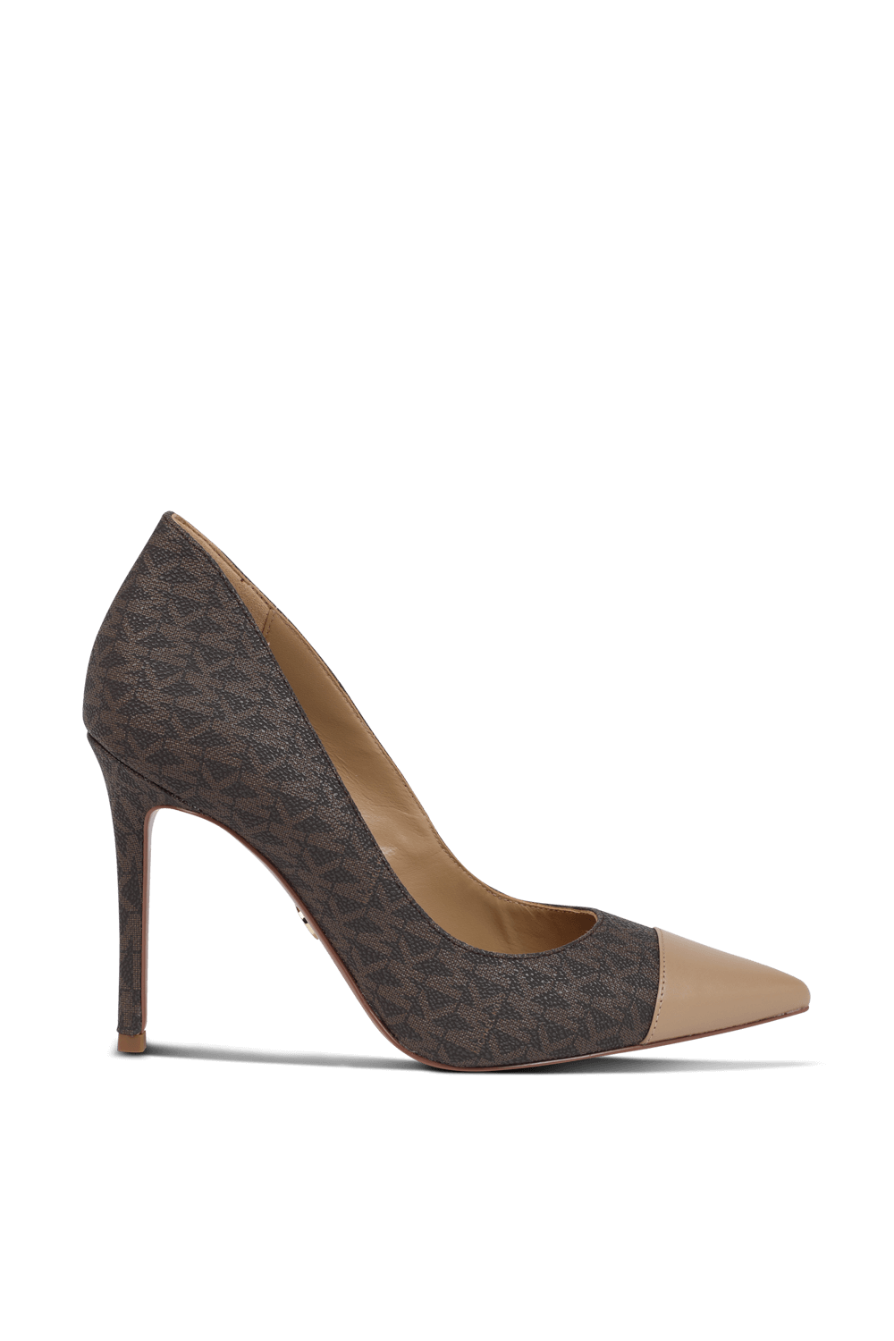 תמונה קידמית של נעלי עקב חומות עם פרינט מונוגרמי