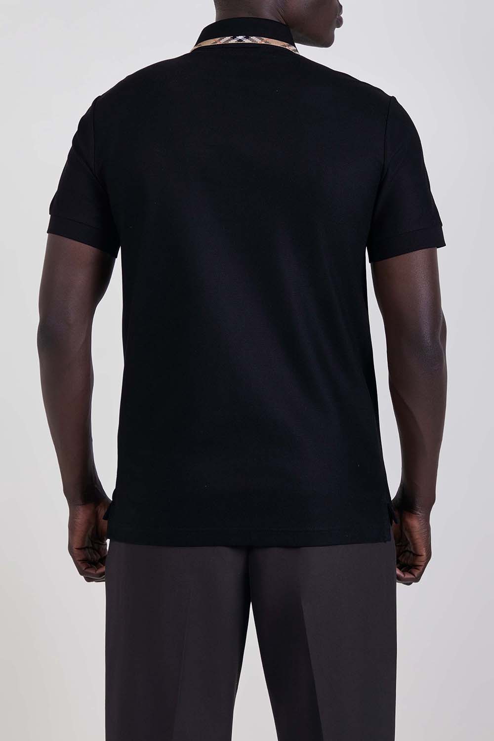 תמונת דוגמן אחורית של חולצת פולו קצרה