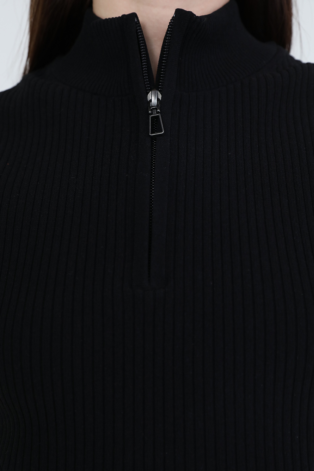תמונת תקריב דוגמן של Open Back Half-Zip Sweater