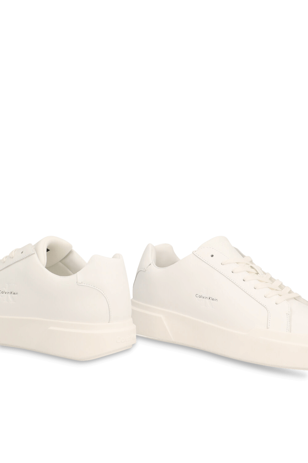 תמונת תקריב של נעלי סניקרס