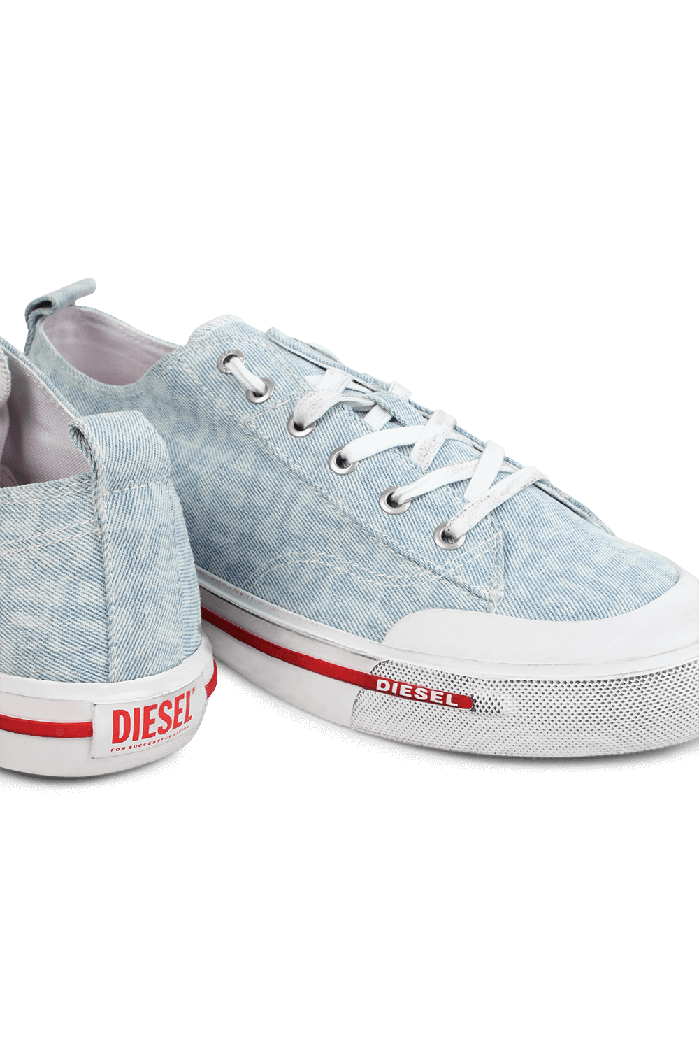 תמונת תקריב של נעלי סניקרס ברכיסה נמוכה עם הדפס