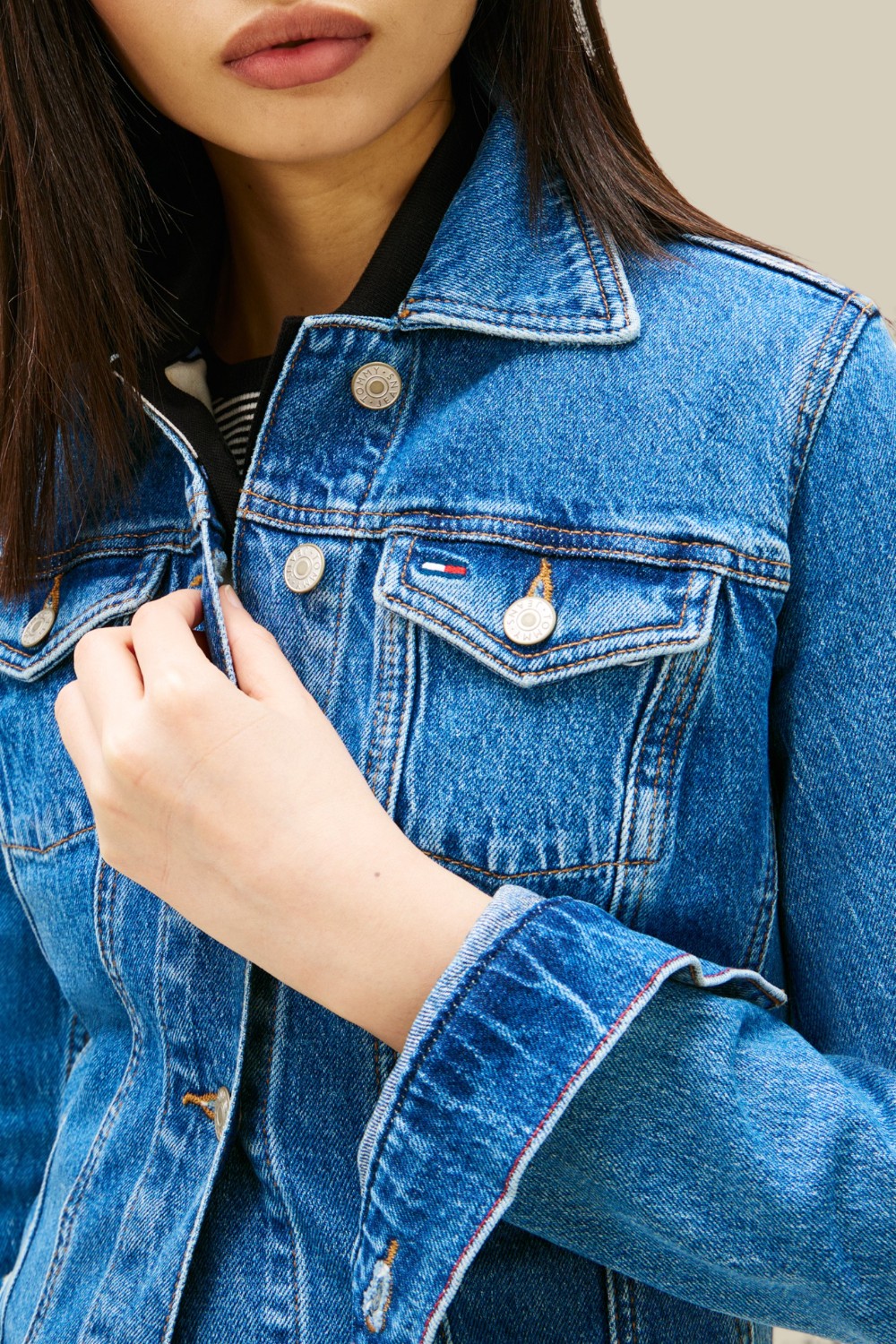 תמונת תקריב דוגמן של ז'קט ג'ינס