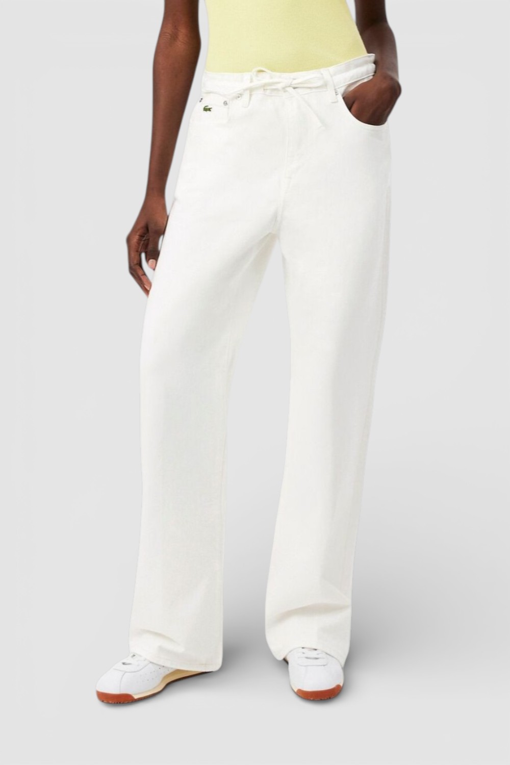 תמונת דוגמן קידמית של מכנסי ג'ינס בגזרה משוחררת