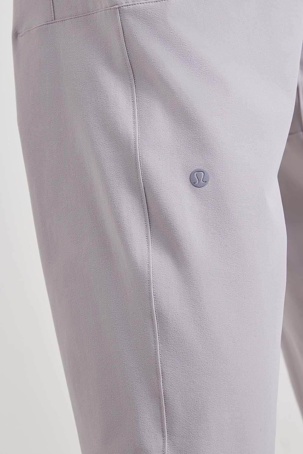 תמונת תקריב דוגמן של Zeroed In Classic-Fit Cargo Jogger Regular