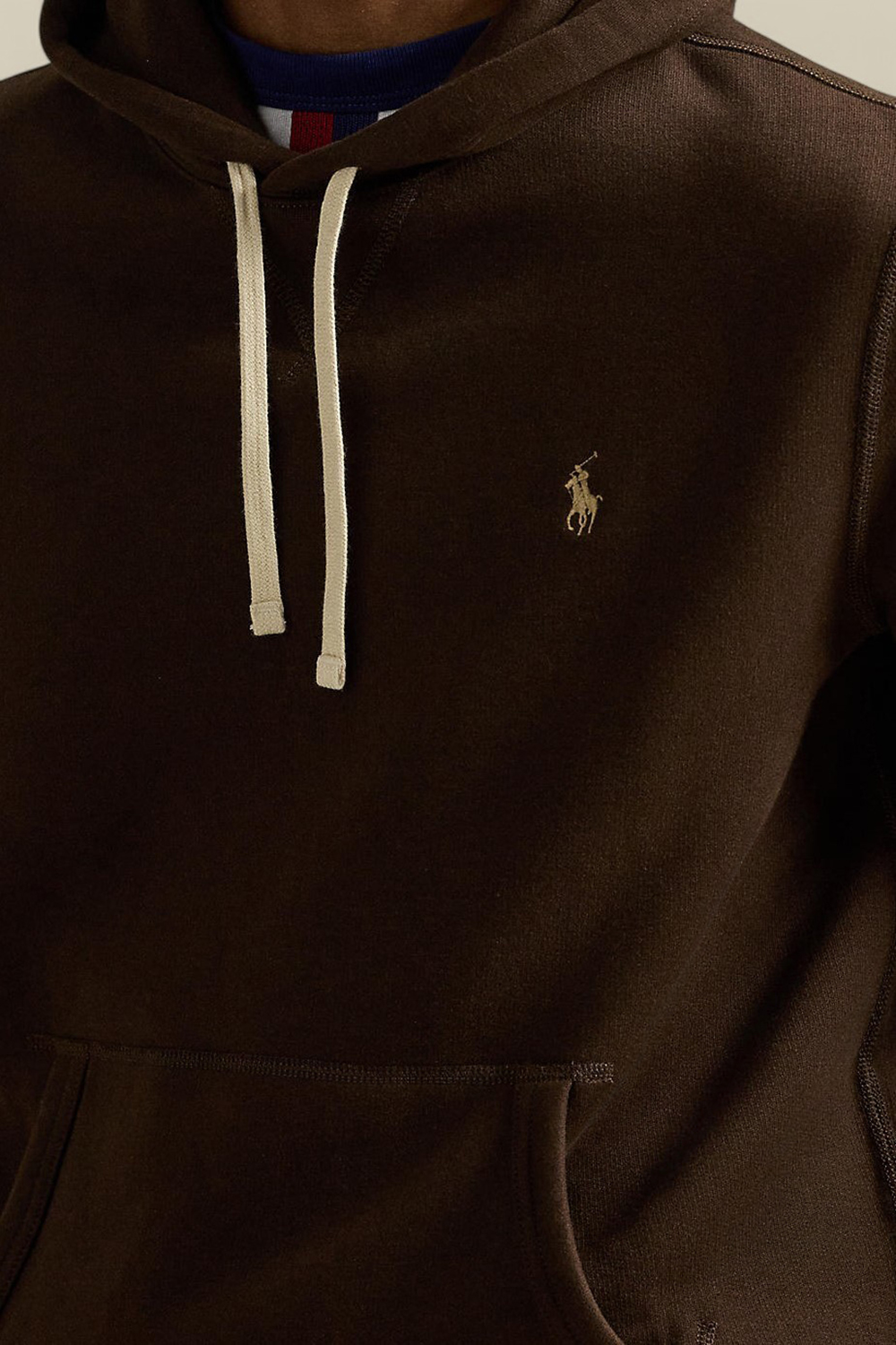 תמונת תקריב דוגמן של סווטשירט קפוצ'ון