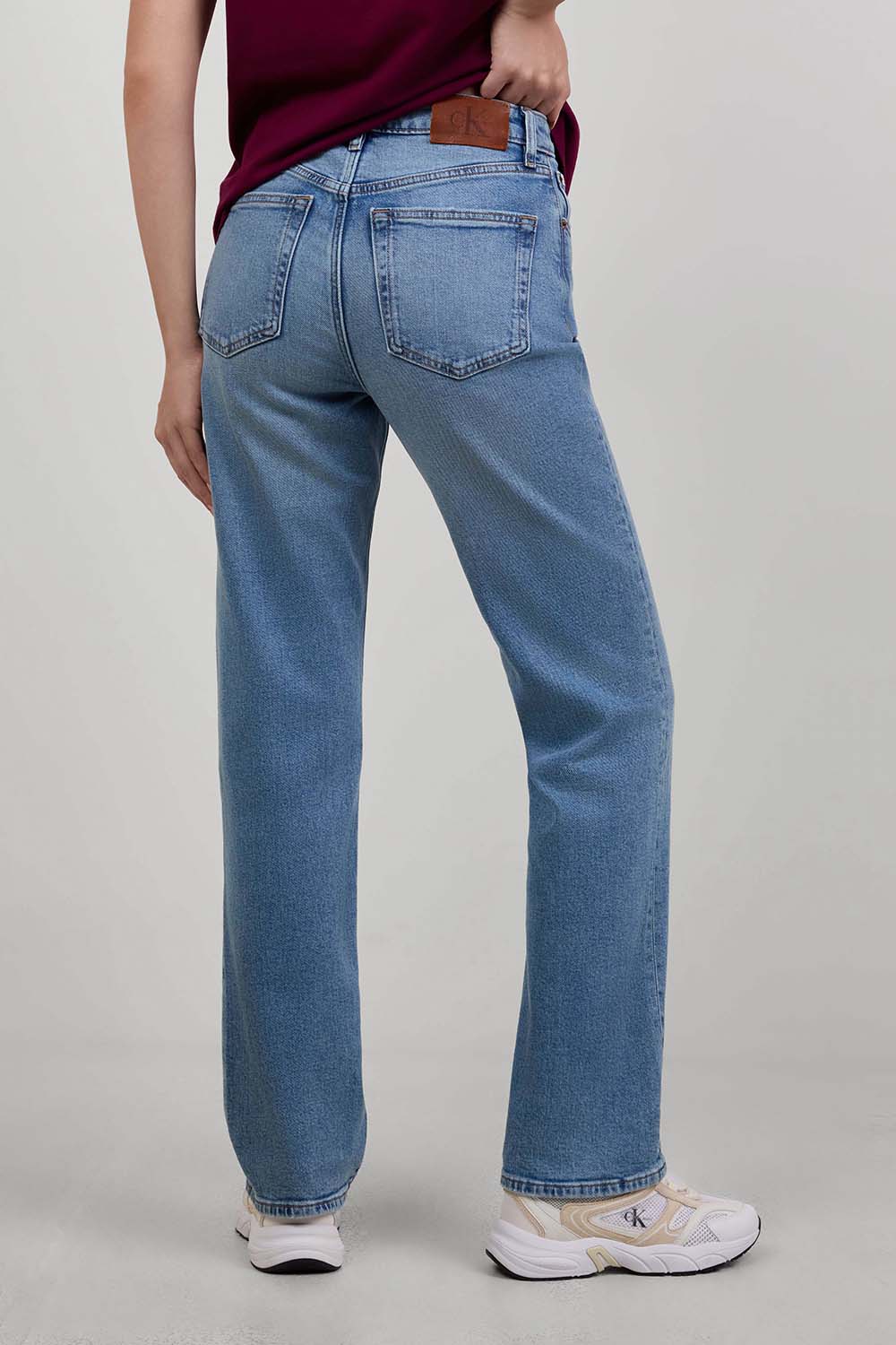 תמונת דוגמן אחורית של מכנסי ג'ינס בגזרה גבוהה וישרה