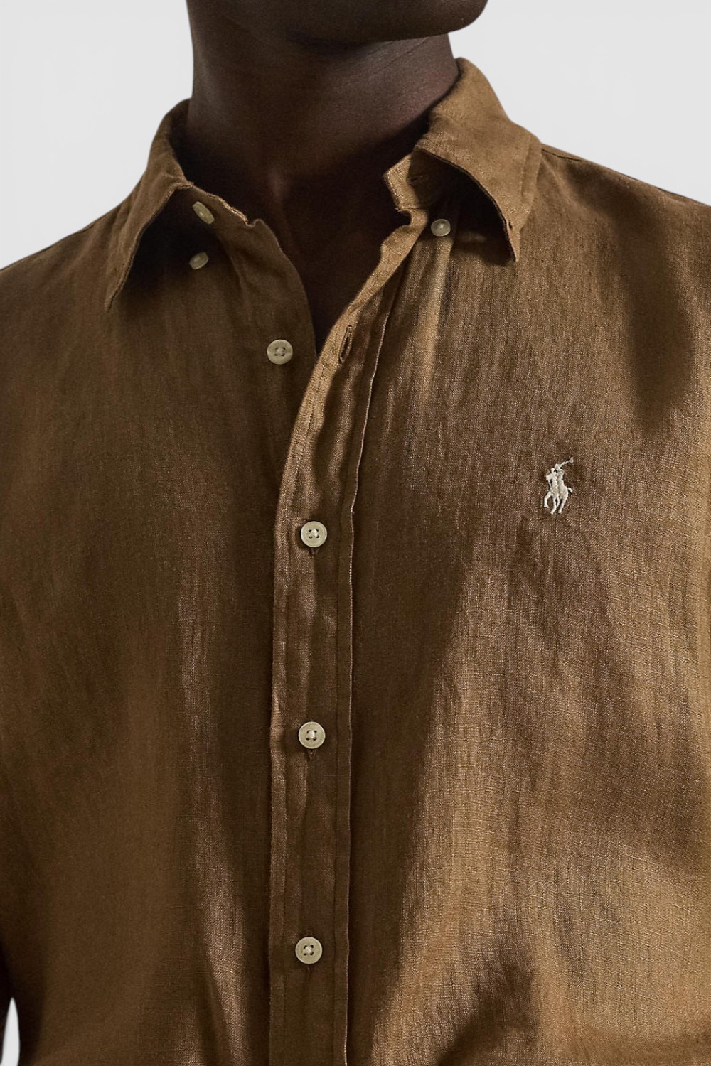 תמונת תקריב דוגמן של חולצה מכופתרת ארוכה מפשתן